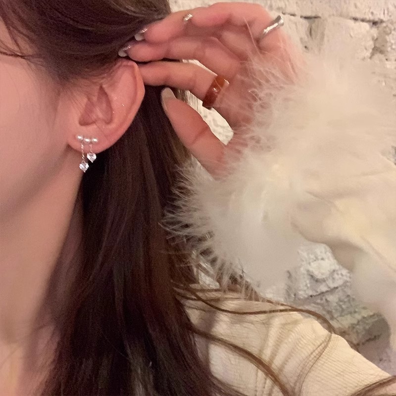 Zirconium heart-shaped pearl tassel earrings for women, a light luxury style, versatile, high-end and elegant stud earrings, a popular and trendy earpiece Application Scenario