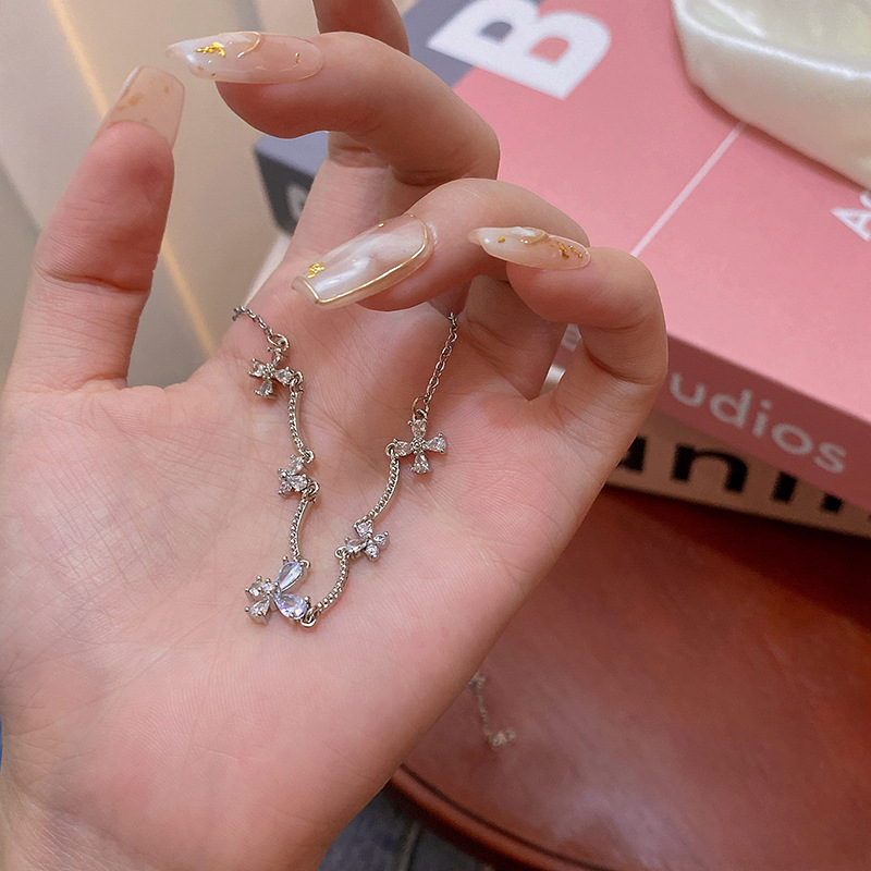 This light luxury and exquisite zircon butterfly necklace features a cold and elegant design for women. It is a simple collarbone chain and a versatile necklace accessory details Picture