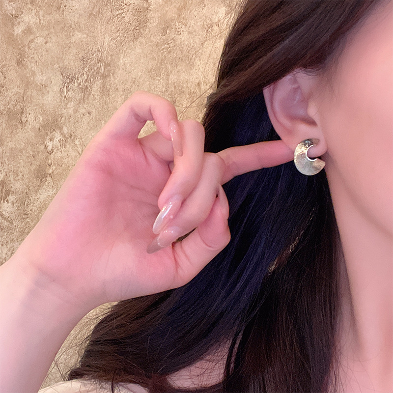 European and American style pleated retro metal earrings, cold female style texture circular exaggerated stud earrings, simple and elegant earrings, trendy Application Scenario