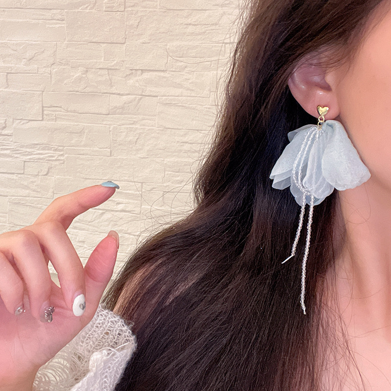 Seaside vacation style flower tassel earrings, feminine atmosphere, ethereal beaded earrings, 2025 new high-end earrings Application Scenario