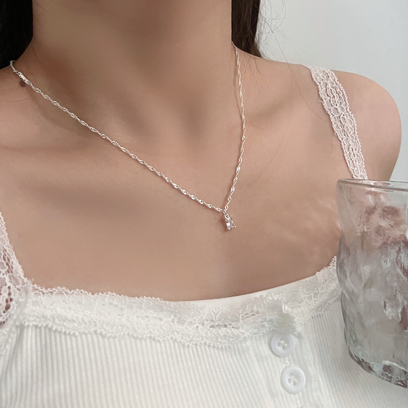 Ice-transparent small sugar cube necklace, super flash zircon pleated twist chain, high-quality and exquisite women's collarbone chain neck chain Application Scenario