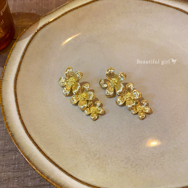 Wholesale of long, luxurious and high-end female metal style earrings with floral geometric tassels and stud earrings from Europe and America Application Scenario