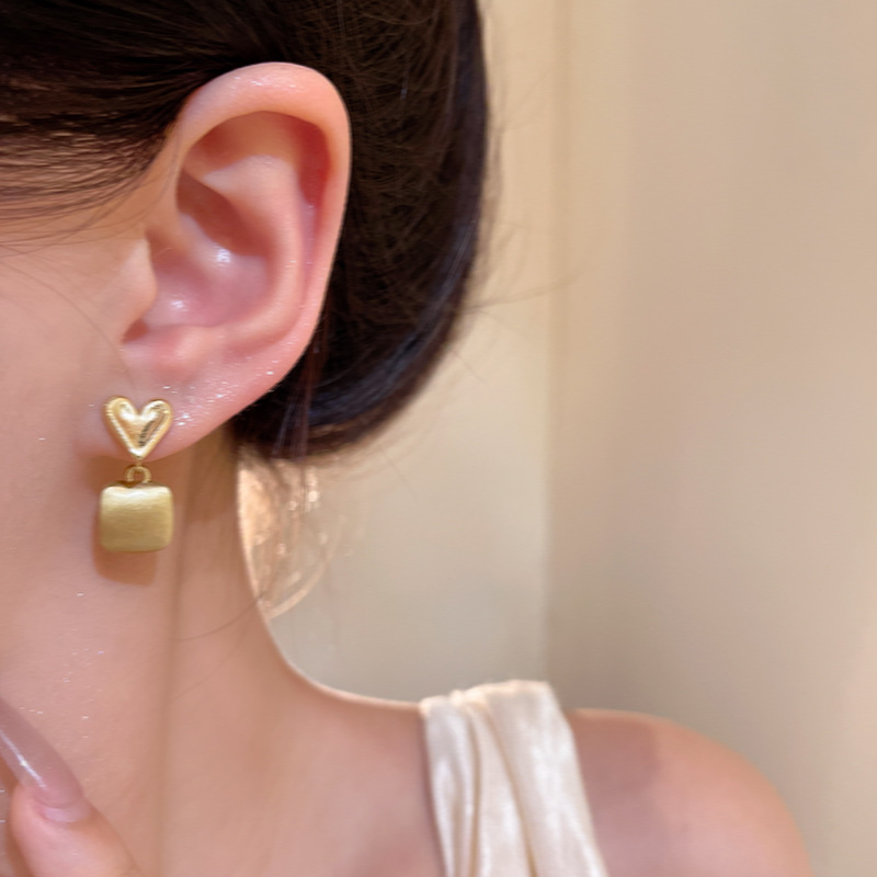 Brushed heart-shaped earrings for women, 2025 new bestsellers, high-end heart-shaped earrings, light luxury and niche stud earrings and earrings wholesale Application Scenario