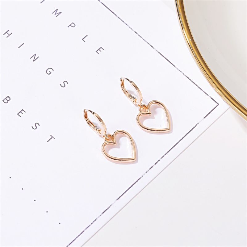 European and American style best-selling earrings: Simple hollowed-out heart-shaped earrings, fresh and versatile metal heart-shaped ear buckles. One-piece shipping Specification drawing