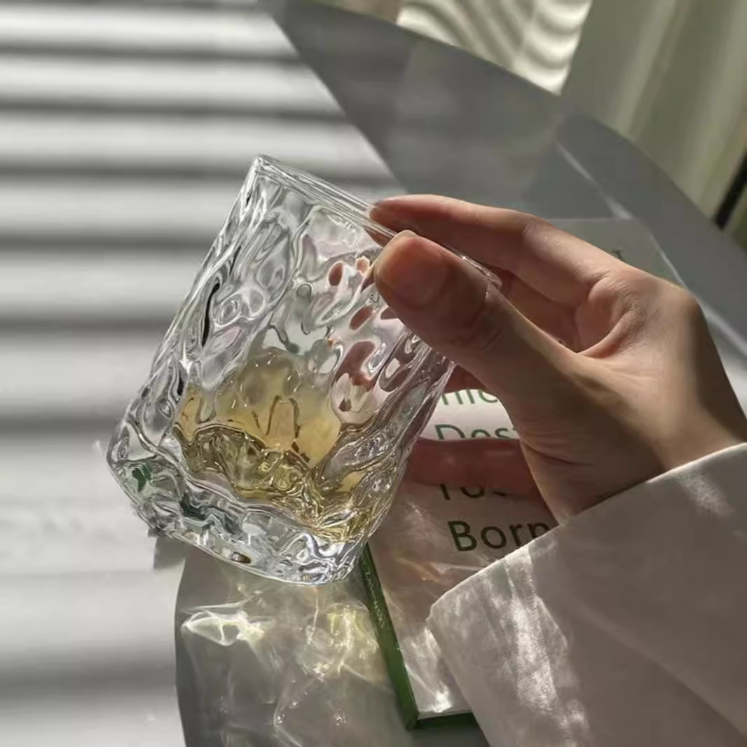The glass cup is in an ins style, thickened with gold edges and retro embossed. It is a popular sunflower household glass cup as a souvenir details Picture
