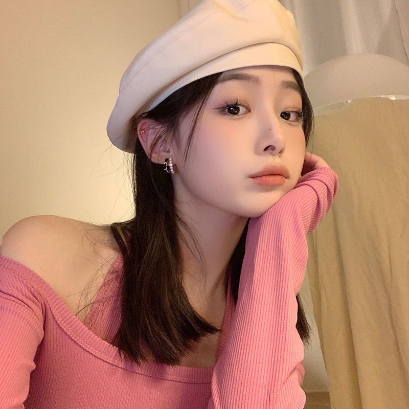 Black velvet pearl ear ring earrings exude a sense of luxury and sophistication for women, with a unique and distinctive style. The ear studs are a niche design accessory Application Scenario