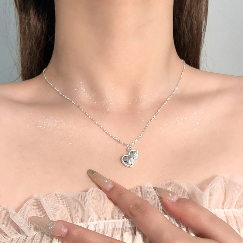 The 2025 new Chinese-style gourd pendant features a unique, fashionable and simple design. The collarbone chain is a retro and versatile necklace details Picture