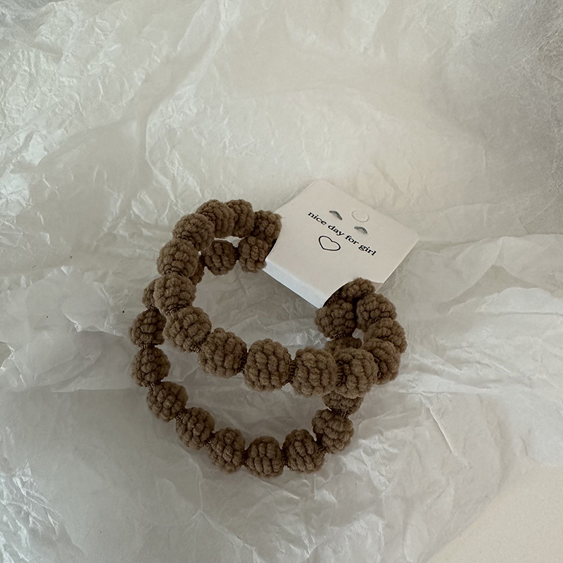 A new Korean-style spring and summer high-elasticity rubber band, plush hair tie and headband for women, a high-end hair accessory for tying and binding hair Application Scenario