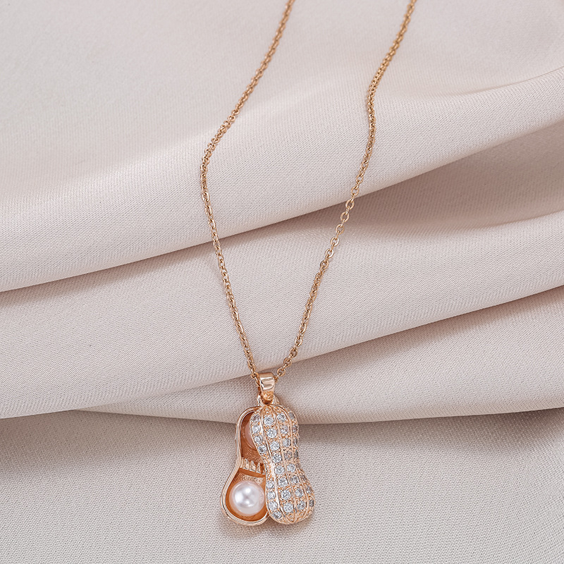Korean 18k rose gold diamond-encrusted pearl peanut pendant necklace, a trendy and versatile women's Instagram style, a luxurious titanium steel necklace full of diamonds Application Scenario