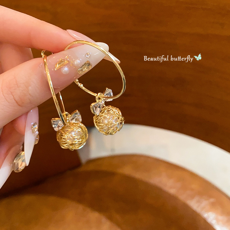 The hollowed-out Bird's Nest pearl stud earrings from Dongdaemun, South Korea, exude an elegant feminine charm. The bow stud earrings are a new type of earrings from 2025 full figure