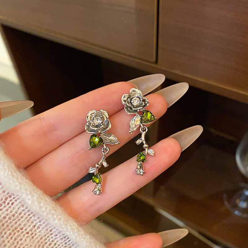 Silver rose zircon flower earrings, a light luxury and niche design for women, with a unique sense of sophistication. The stud earrings are a personalized and popular earpiece full figure