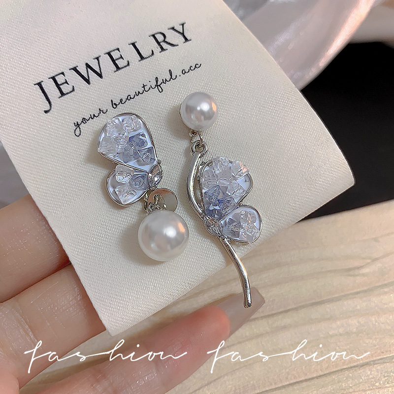 Asymmetrical milky blue ice crystal earrings exude a sense of sophistication, freshness and girlish charm. 925 silver needle earrings are trendy Specification drawing