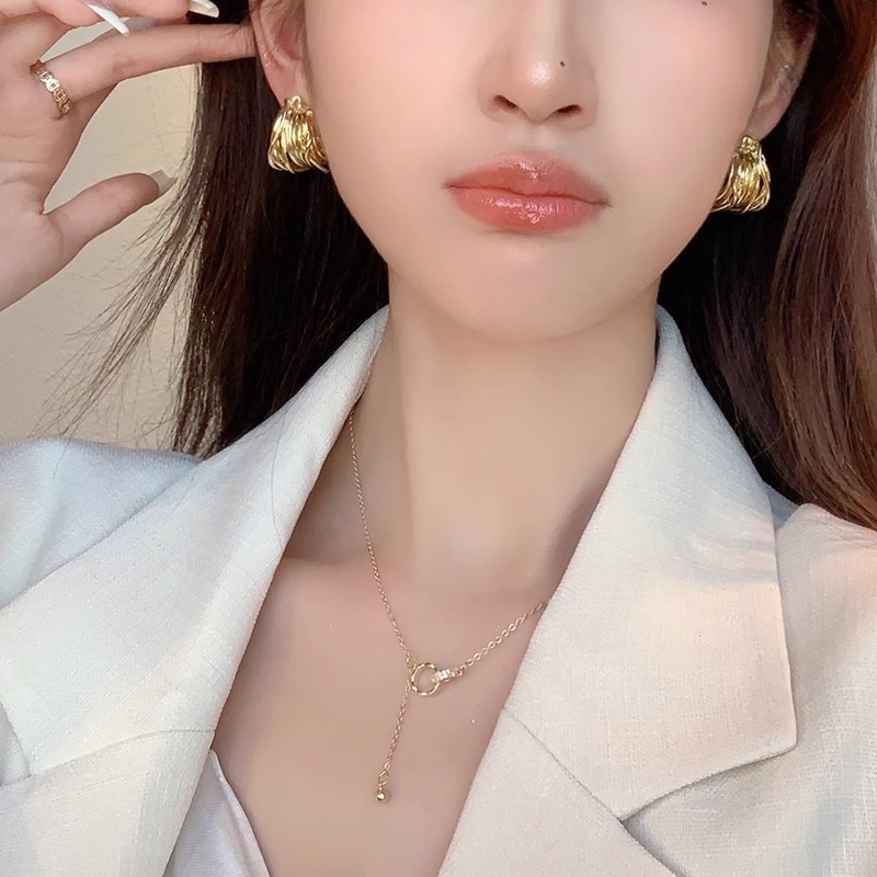 European and American style wound C-shaped earrings, women's niche design sense stud earrings, 2024 new trendy light luxury Hong Kong-style earrings details Picture