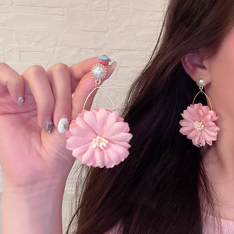 Exaggerated and elegant pink flower earrings for women, new style in 2025, sweet and elegant petal earrings, pearl stud earrings details Picture