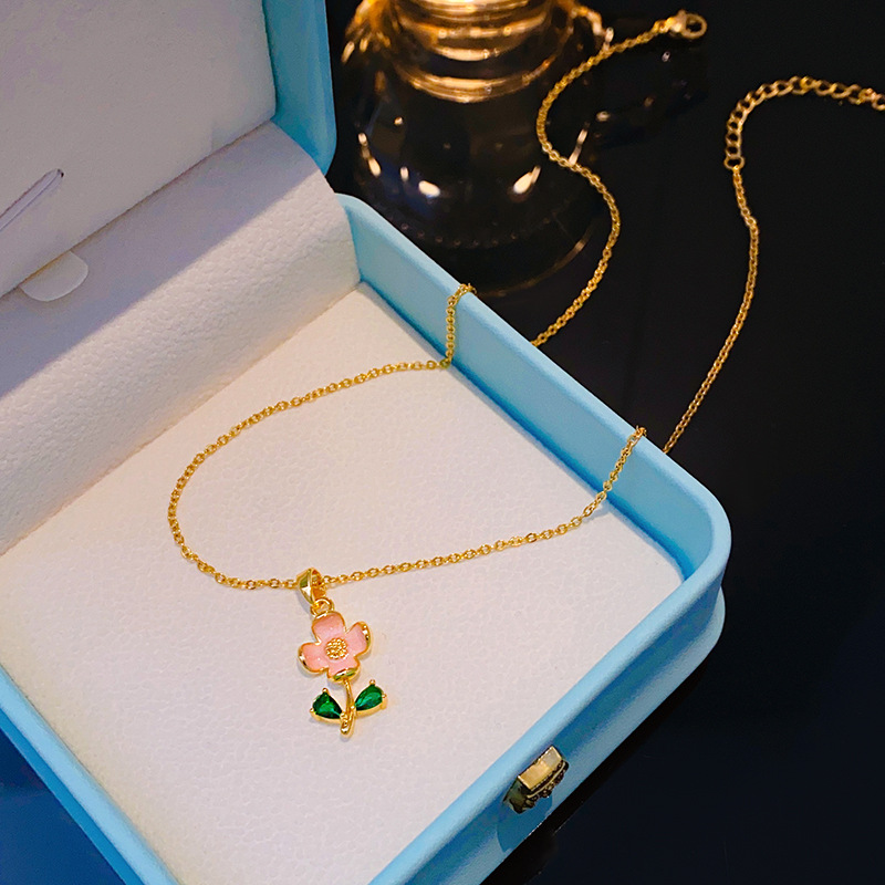 Korean version 18k gold-plated pink light and fresh flower necklace, pink flower and green leaf pendant, light luxury titanium steel collarbone chain Application Scenario