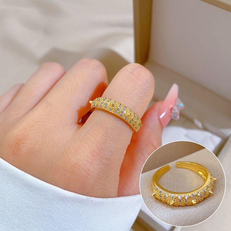 【 Real gold electroplating 】 A fashionable, slightly inlaid luxury ring index finger ring with a hint of thorns, the same style as the popular ones, with a cold and elegant look full figure