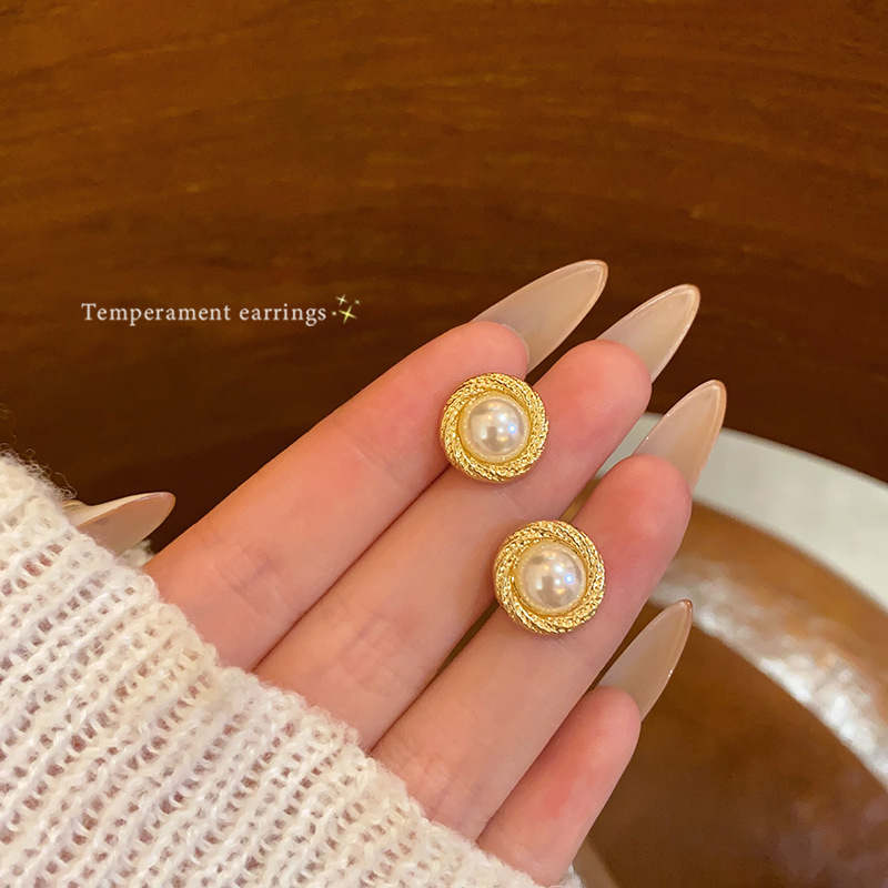 The spiral beaded stud earrings for women exude a light luxury and high-end design sense. They are versatile, elegant and grand. They are a new bestseller in 2025 full figure