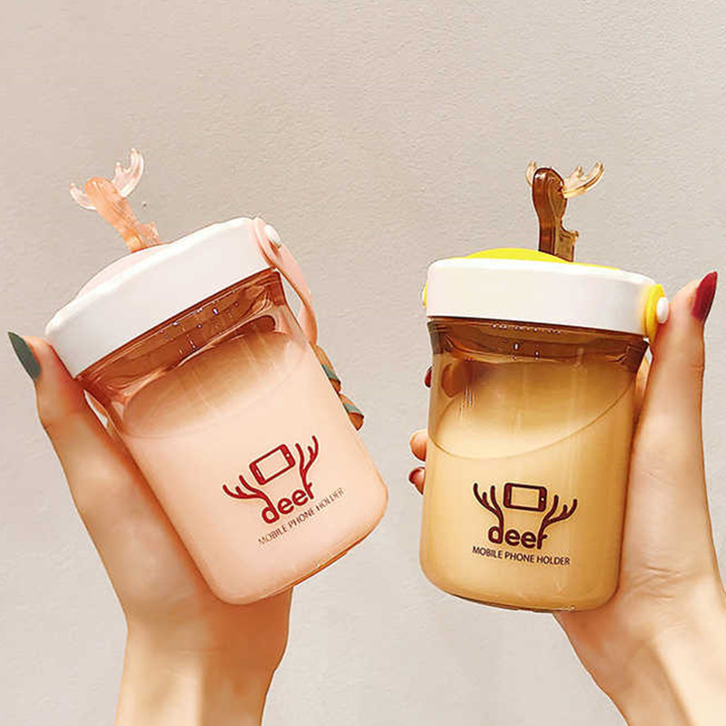 The cute little deer plastic cup is small, portable and simple. It is a direct drinking water cup that can be used hand in hand to prevent dropping. It is a student cup at hand full figure