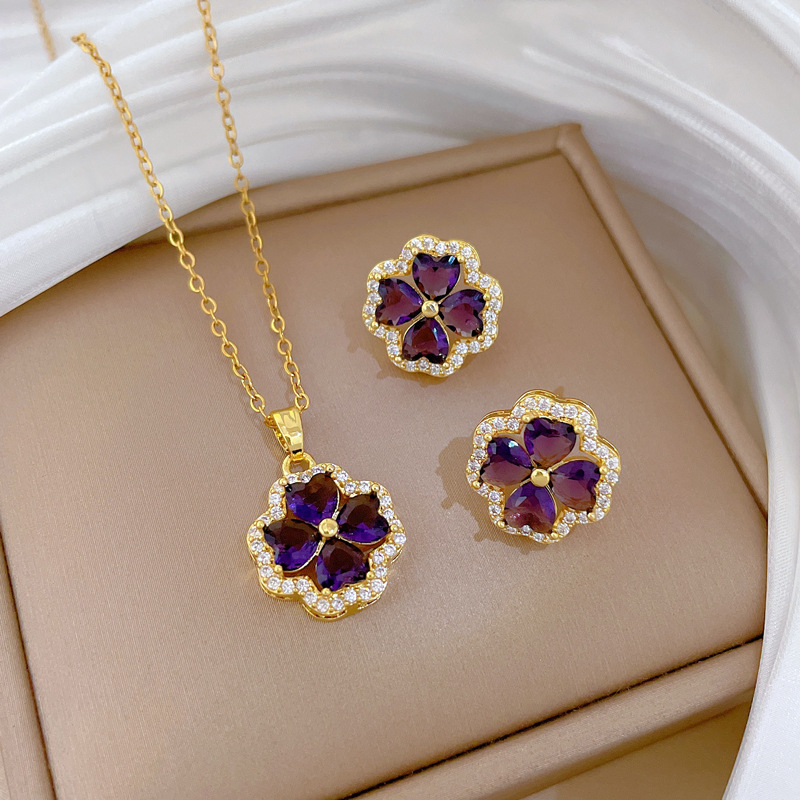 【 Titanium Steel 】 Hollow clover, light luxury, luxurious, full diamond necklace, versatile for women, collarbone chain, titanium steel chain full figure