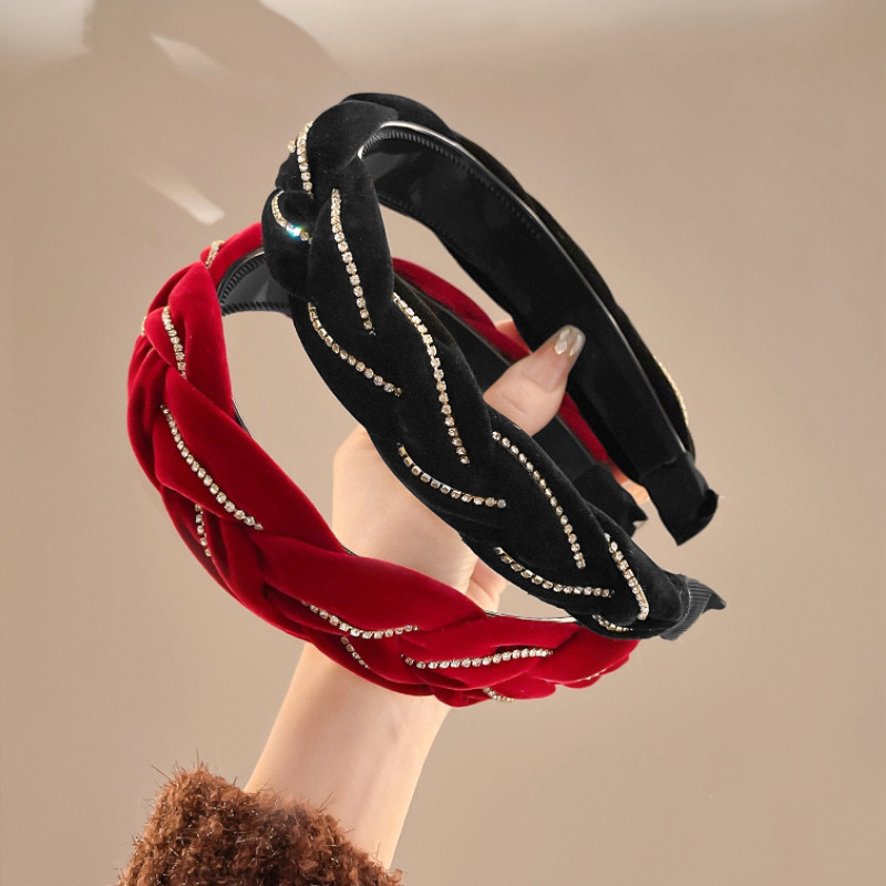 This trendy retro rhinestone velvet braid headband exudes a French high-end vibe. It features a wide-brimmed headband with a high top of the head and small hair accessories that accentuate the face Application Scenario