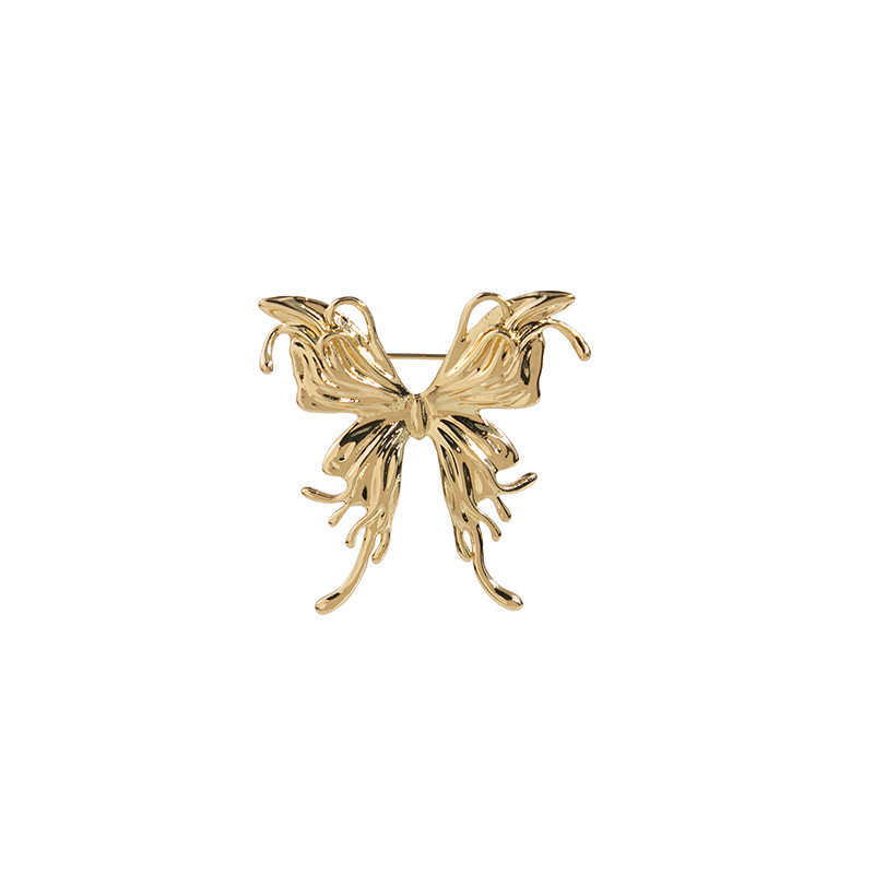 European and American retro metal style three-dimensional butterfly brooch, suit cardigan, overcoat, niche pin, simple and elegant accessory Item Picture
