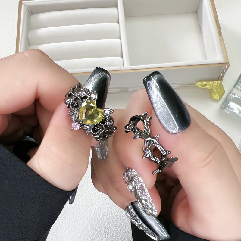 Sweet and cool dark style thorny fashion cross-border yellow diamond heart-shaped opening ring, a small punk simple layered ring for women full figure