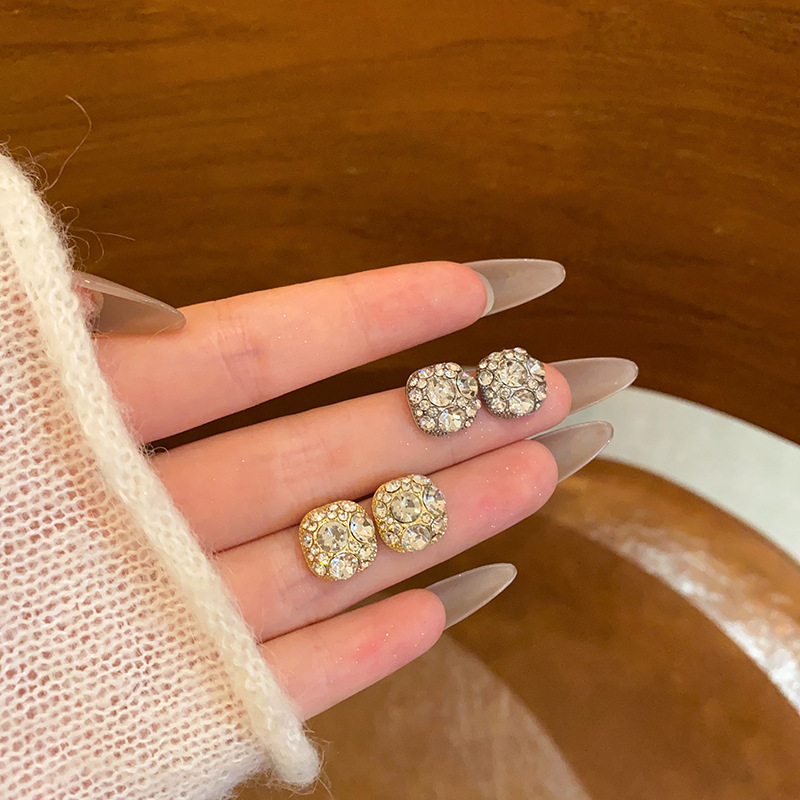 Japanese and Korean style exquisite full-diamond zircon earrings, women's fashionable, niche and light luxury style stud earrings, the same as Douyin's hot girl earrings full figure