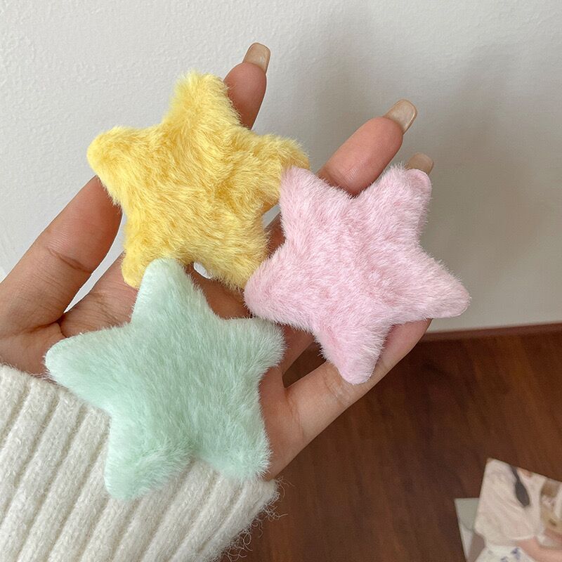 The plush star hair clip is cute and sweet. The five-pointed star hair clip is a autumn and winter collection for girls, featuring dopamine bangs and side hair clips Application Scenario