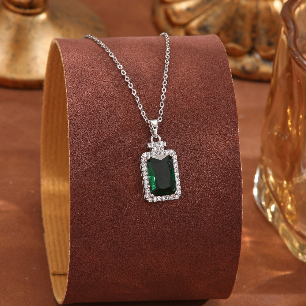 A light luxury titanium steel necklace from Japan and South Korea, a micro pendant studded with diamonds and zircon pearls, a fashionable and Instagram-worthy collarbone chain accessory Specification drawing
