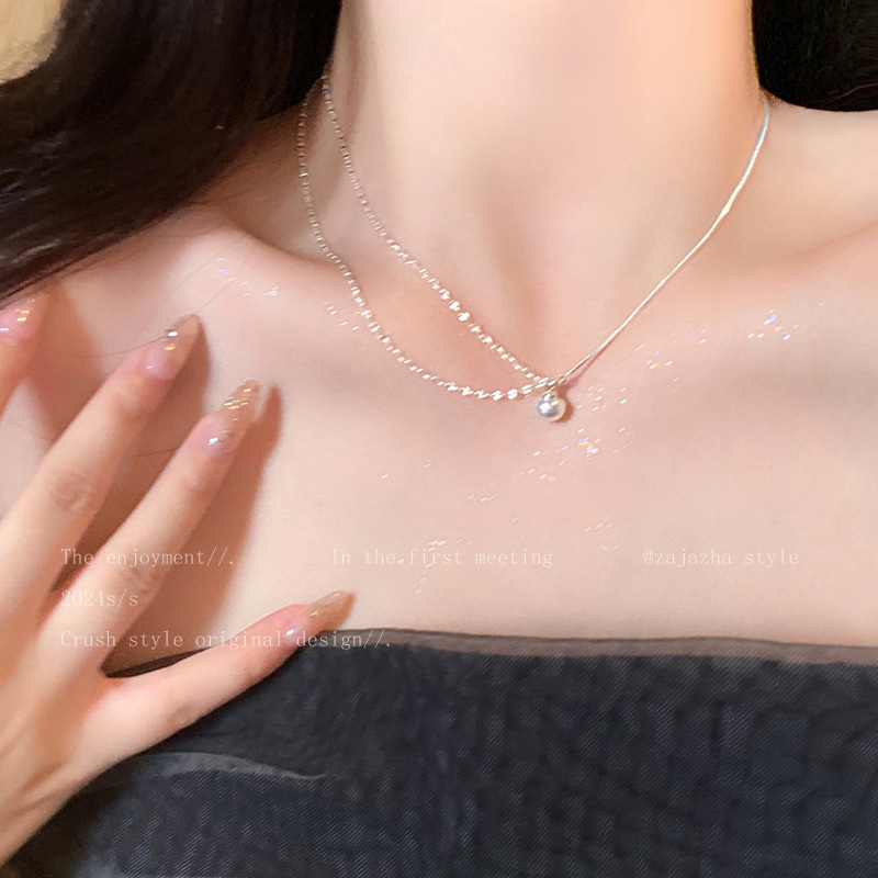 The pearl pendant necklace is a new summer style for girls. It has a cool and elegant collarbone chain and is versatile. It's a trendy accessory for layering Application Scenario