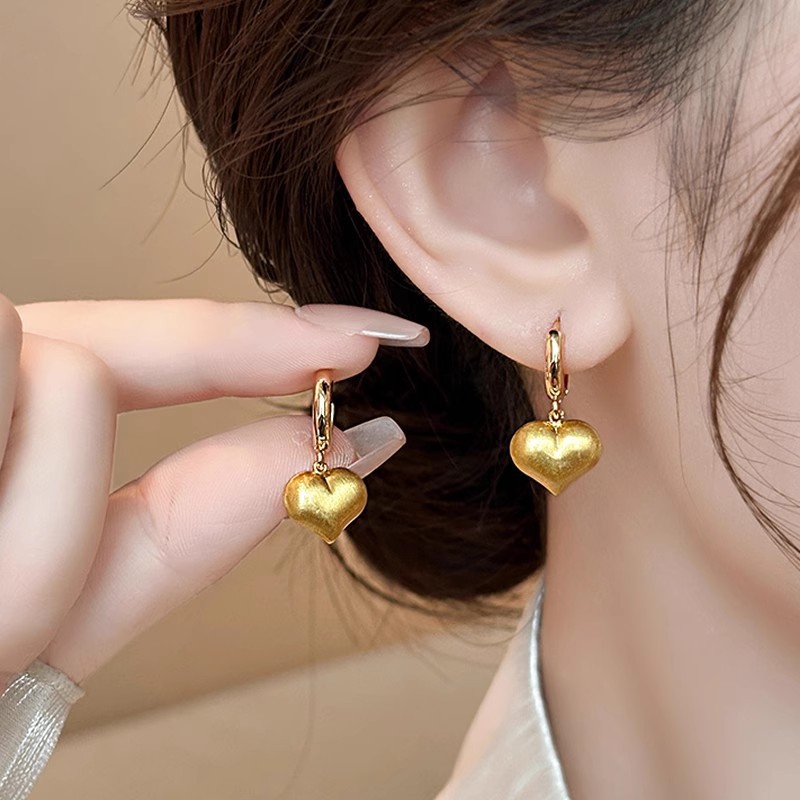 Elegant golden brushed heart-shaped ear ring earrings for women, simple and fashionable commuting ear buckles, niche design sense ear studs and earrings details Picture