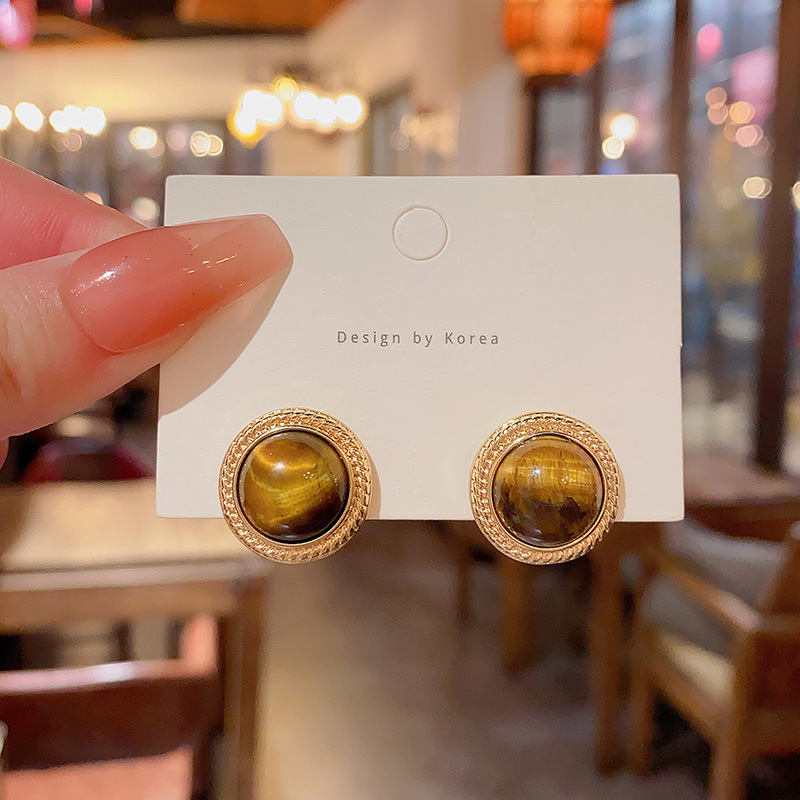 Retro French tiger's eye stud earrings with a niche design sense for women, a unique and light luxury style, a best-selling internet-famous ear accessory Specification drawing