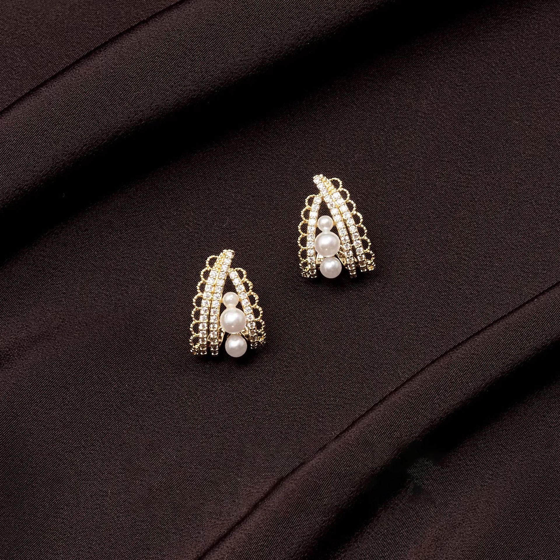 Gold diamond-encrusted pearl stud earrings with a high-end, light luxury and niche design, French elegance and court style stud earrings and earrings wholesale full figure