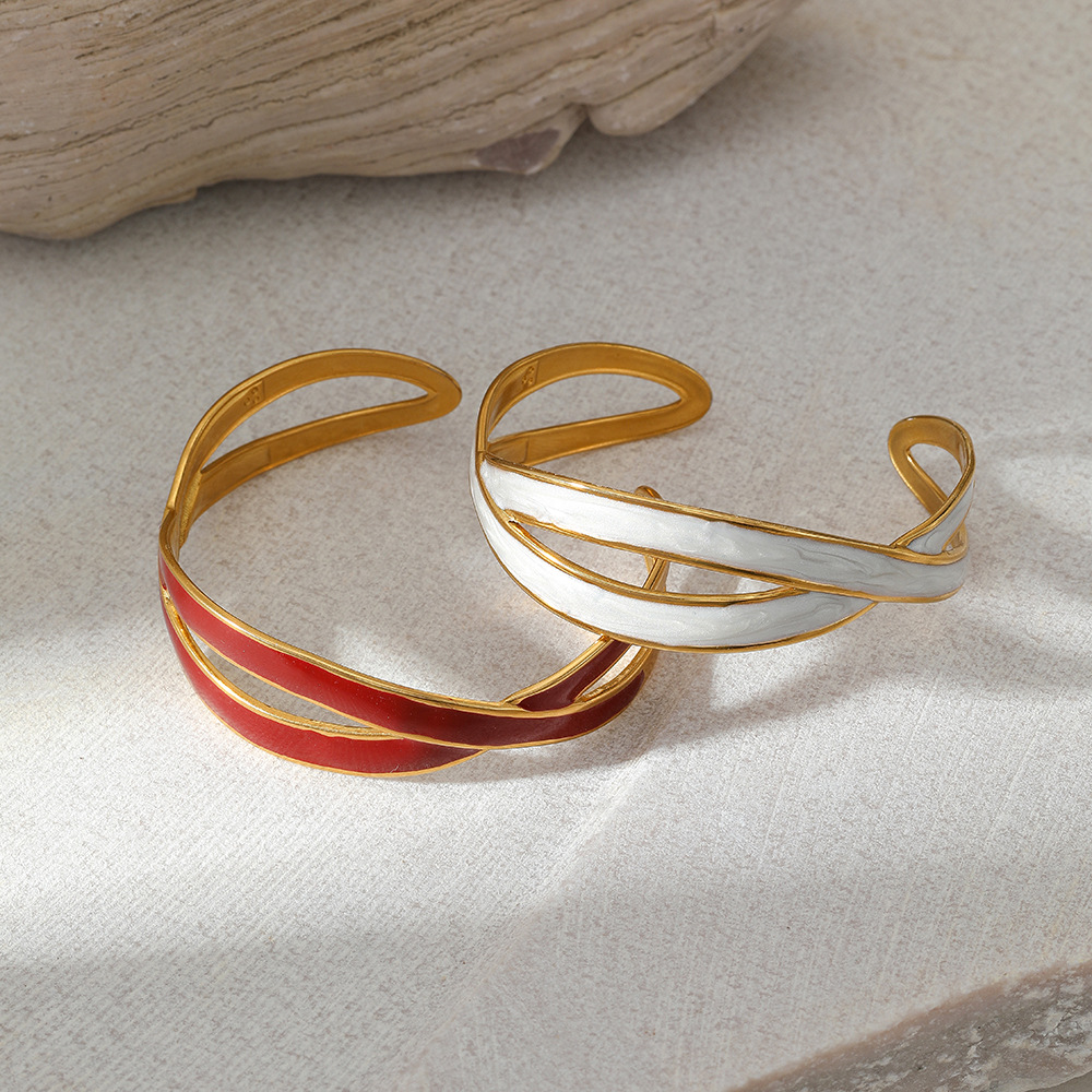 This simple stainless steel bracelet from Europe and America does not fade. It features a cold and elegant ins style with a high-end feel. It is a light luxury open-top jewelry with a heart-shaped oil drip Specification drawing