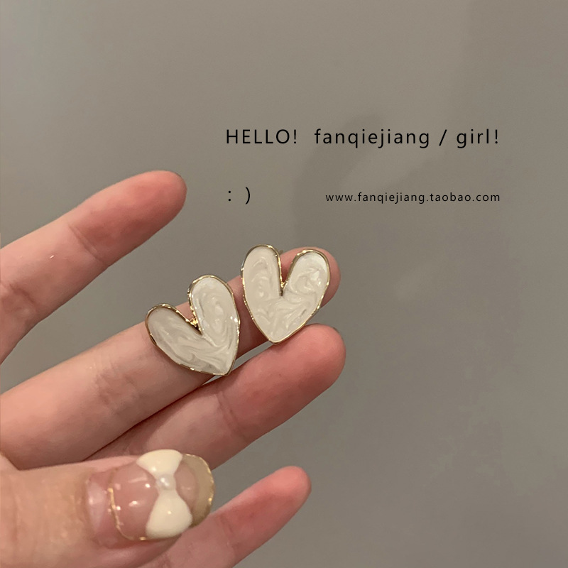 French retro heart-shaped earrings, a niche high-end design for women, fashionable and versatile light luxury earrings, 925 silver needle wholesale full figure