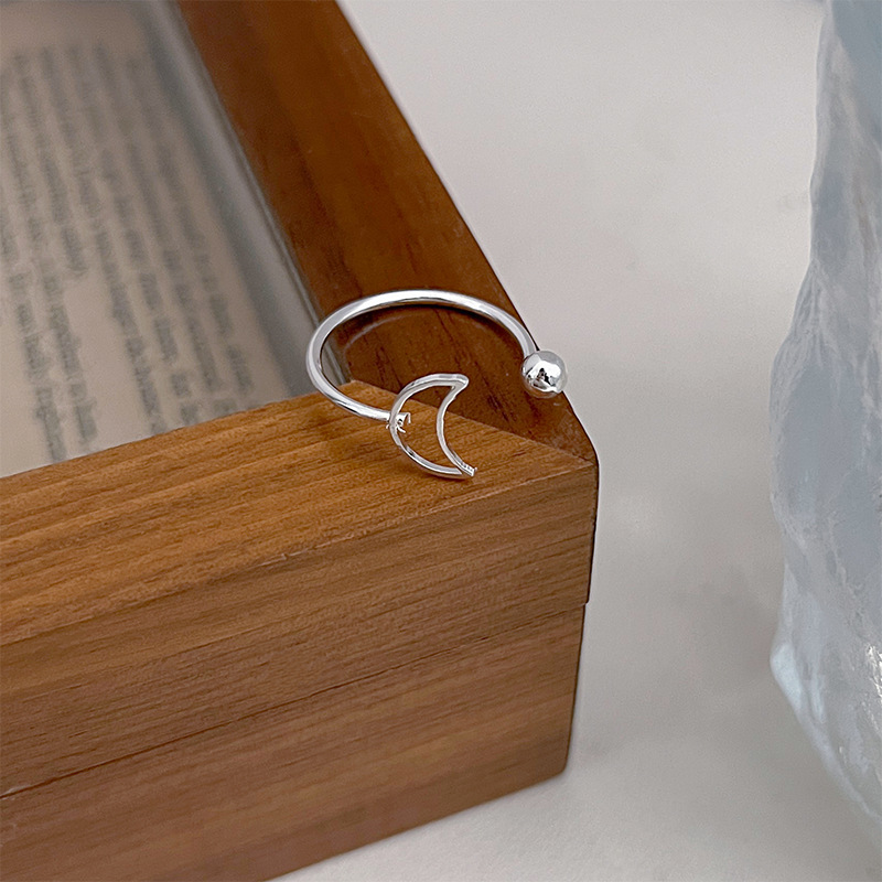Korean-style simple and sweet moon ring for women, a high-end and elegant ring. Fresh and cute crescent moon, adjustable finger opening Application Scenario
