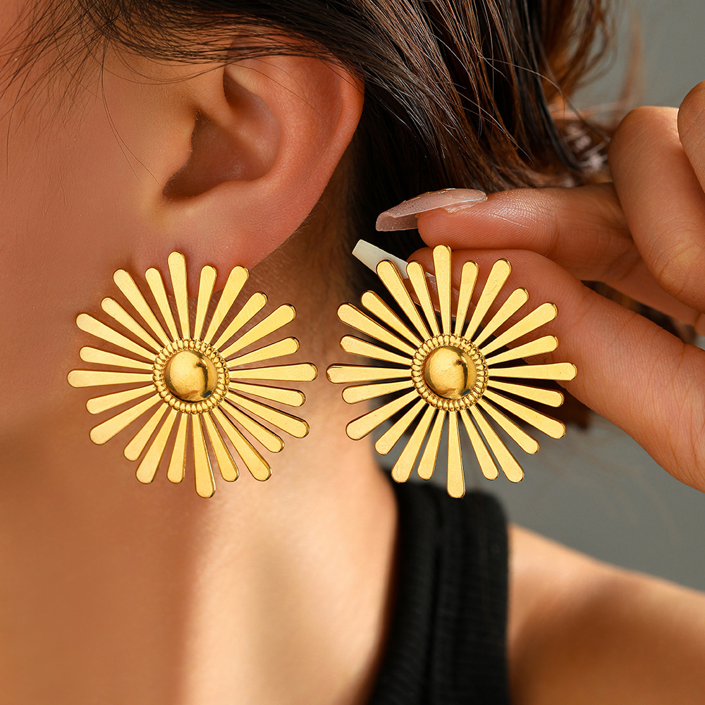 New best-selling, exaggerated, niche and light luxury golden sunflower stud earrings for women, non-fading gold-plated stainless steel earrings full figure