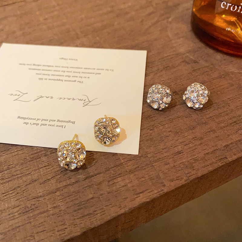 Japanese and Korean style exquisite full-diamond zircon earrings, women's fashionable, niche and light luxury style stud earrings, the same as Douyin's hot girl earrings Specification drawing