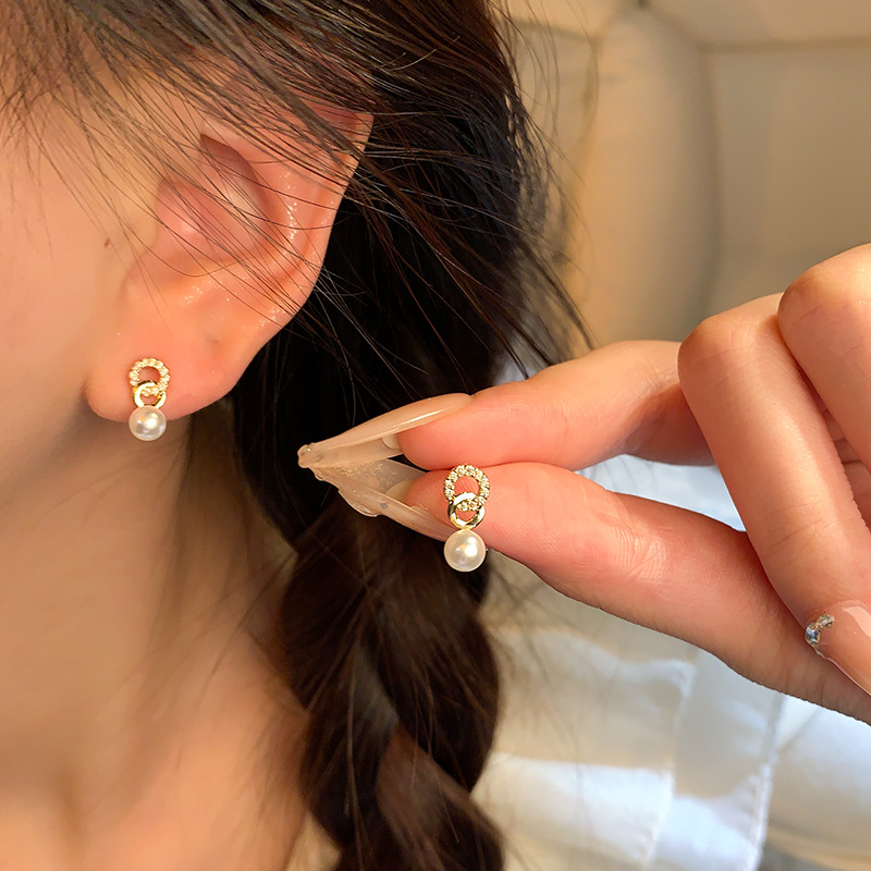 The light luxury and compact double-ring pearl stud earrings exude a feminine charm. The interlocking circular earrings are S925 silver needle earrings, a popular online celebrity accessory details Picture