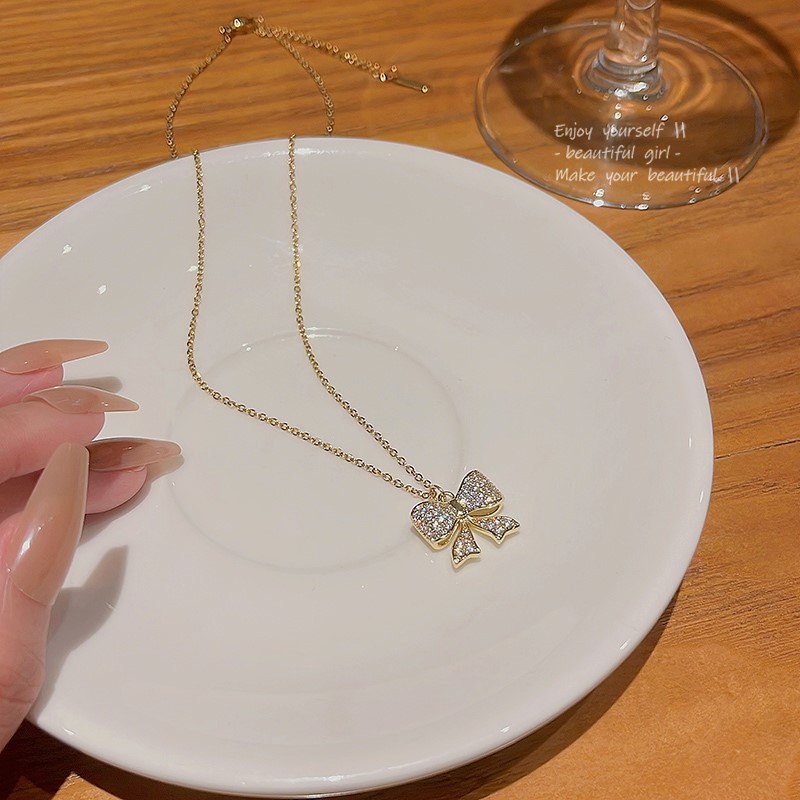 Light luxury, exquisite, super sparkling zircon bow pendant necklace, high-end design sense for women, fashionable and elegant, versatile collarbone chain Application Scenario