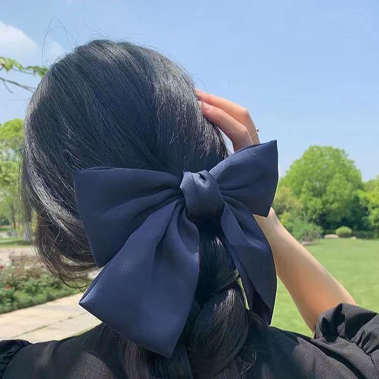 French Chic retro satin large bow hair clip, top clip, back clip, Japanese and Korean Internet celebrity hair clip, hair accessory for women Application Scenario