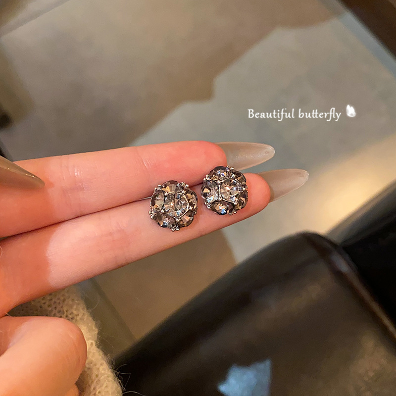 The gray-black rhinestone round ball earrings for women, a new 2025 bestseller, exude a sense of high-end retro stud earrings and are a light luxury accessory with a touch of elegance full figure