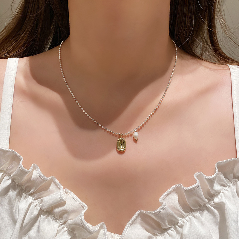 The "Little Golden Bean Pearl Necklace" for women's ins, a light luxury and niche collarbone chain, is a new trendy and versatile necklace from 2023 full figure