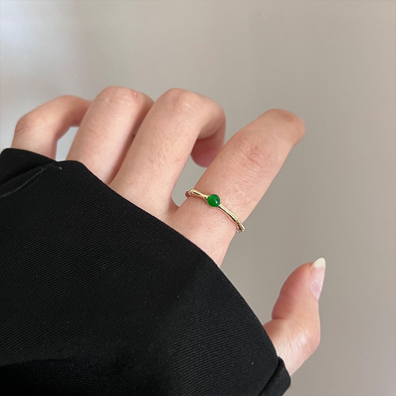 The same style of ring on Xiaohongshu, a niche fashion for women, a cold water drop ring with an open mouth, a unique and versatile accessory Application Scenario