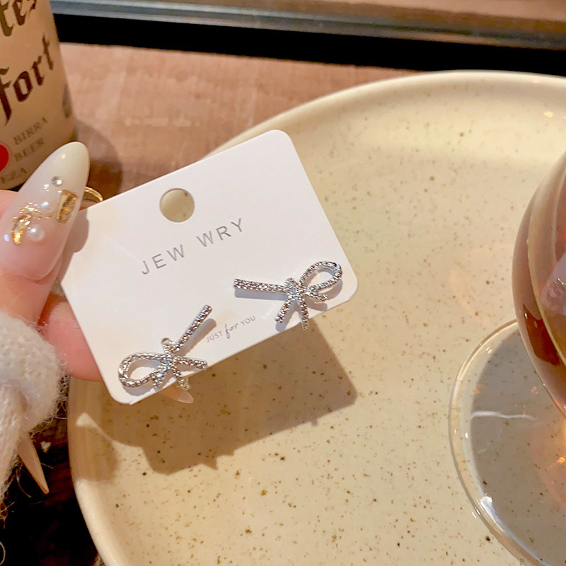 Slightly inlaid with zirconium super-sparkling irregular bow stud earrings, this round face earpiece exudes a cold and luxurious feminine charm with a high-end feel Specification drawing