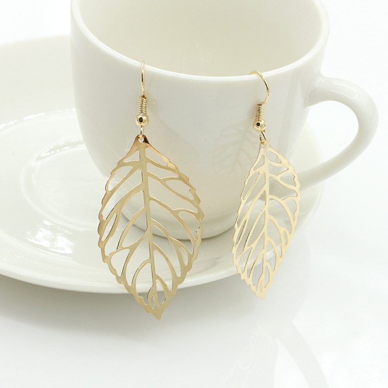 European and American foreign trade fashionable and simple forest-style alloy leaf earrings, stud earrings, new leaf earrings wholesale for women Application Scenario