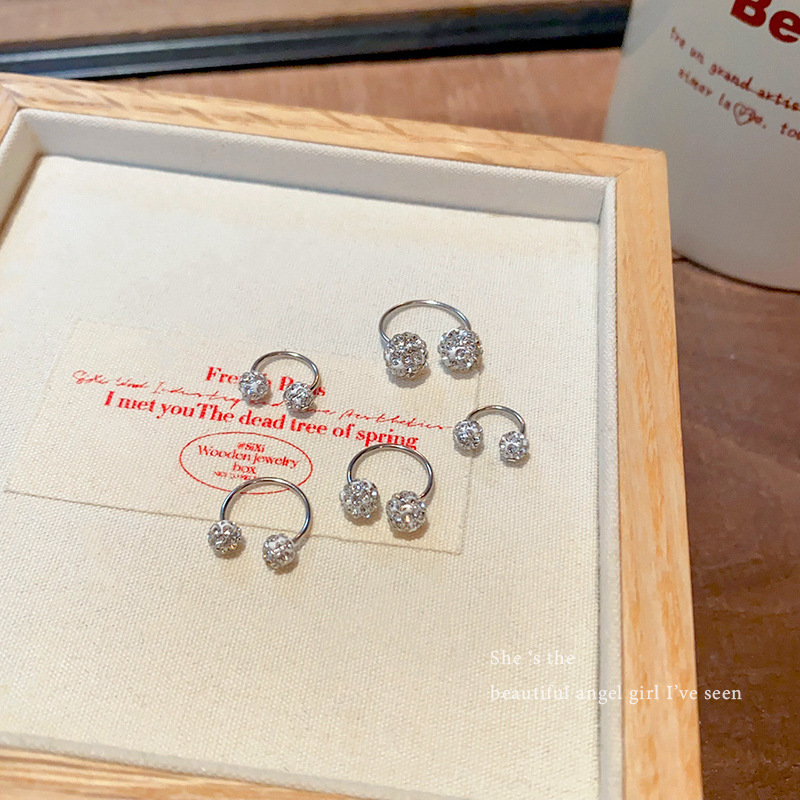 No need to take off the super sparkling ear bone stud earrings when sleeping. A high-end double-head twist-off horseshoe ring. A best-selling ear-nourishing stud accessory Specification drawing