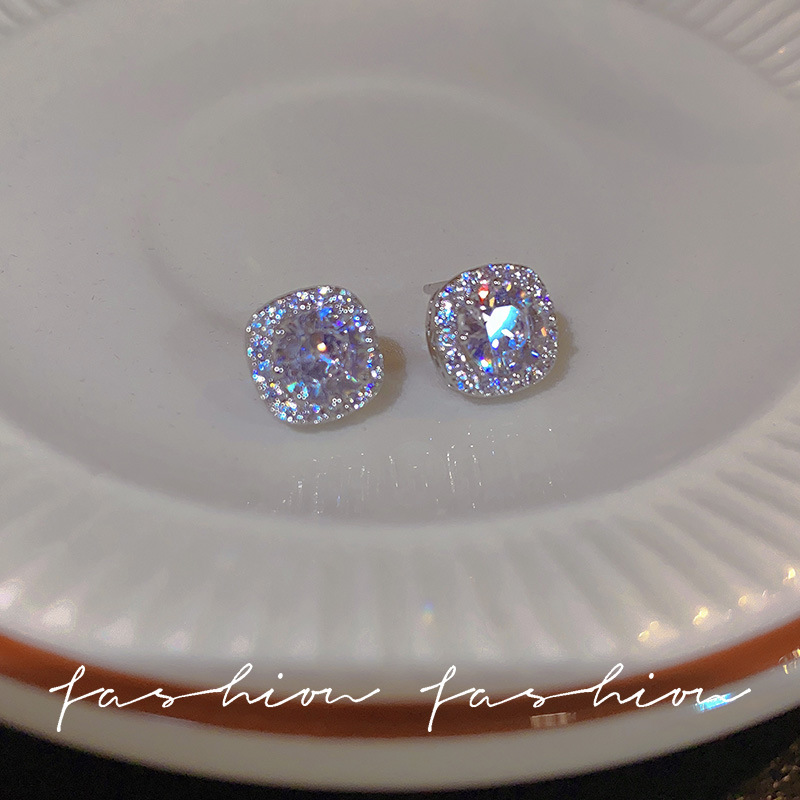 S925 Silver needle micro-inlaid zircon super sparkling square diamond stud earrings for women, classic, simple and cold style earrings, the same as the popular earrings on the Internet Specification drawing