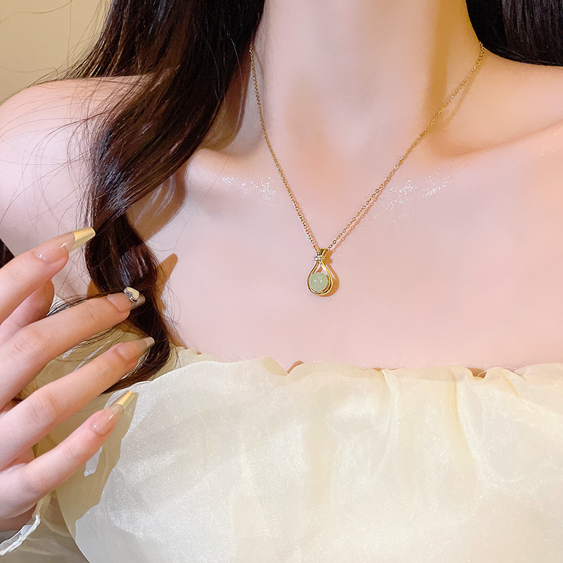 The new Chinese-style jade lucky bag, emerald green necklace, women's light luxury, niche and high-end feel, collarbone chain, personalized and best-selling neckchain accessory full figure