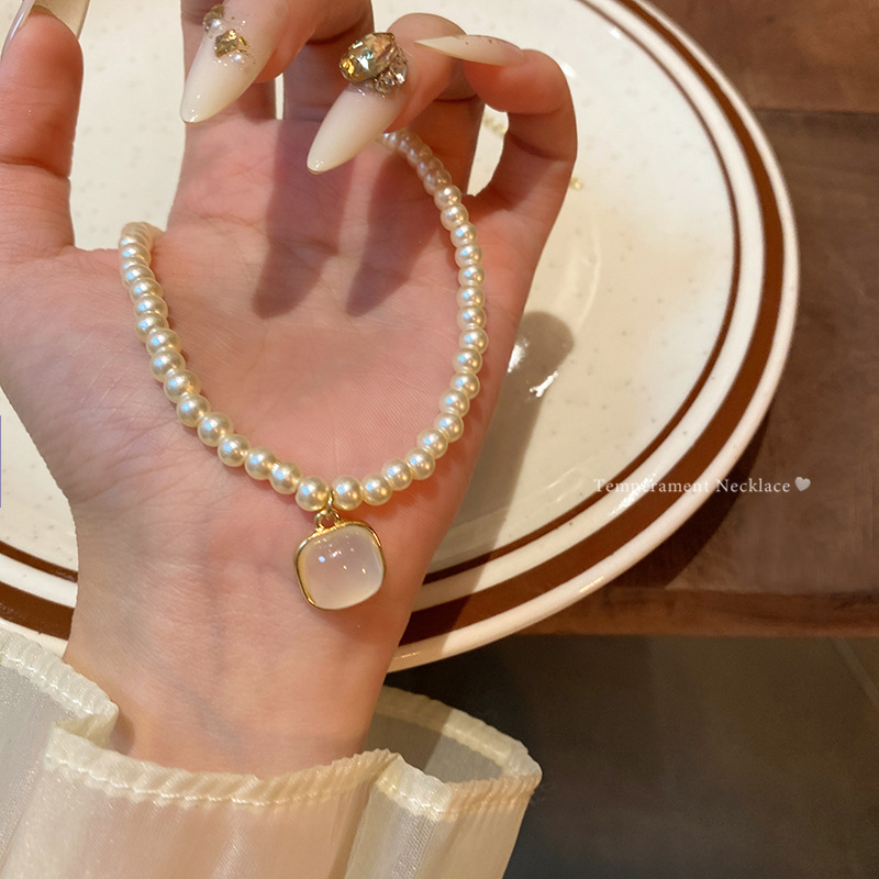 French retro geometric pearl necklace, women's light luxury, versatile and high-end collarbone chain, gentle girl sweater chain accessory Specification drawing